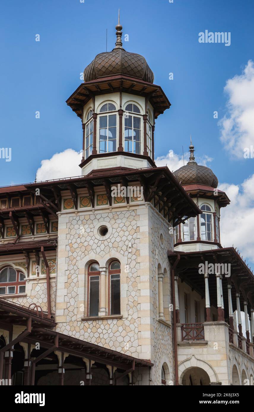 SLANIC MOLDAWIEN, BACAU, RUMÄNIEN - 09. AUGUST 2018: Details von alten Casino- und Schlosshotels, in Slanic Moldawien, Rumänien Stockfoto