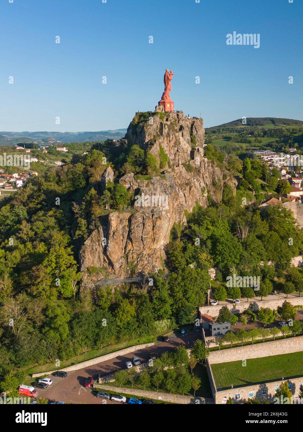 Luftaufnahme der eisernen Statue von Notre-Dame de France (die Jungfrau Maria) mit Blick auf die Stadt Le Puy en Velay, Haute Loire, Frankreich Stockfoto