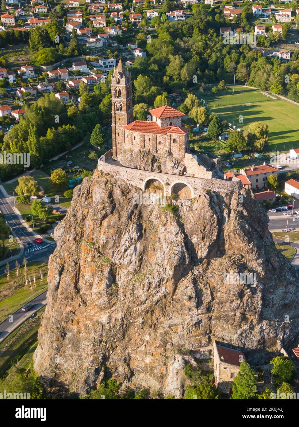 Luftaufnahme der Kapelle Saint-Michel d'Aiguilhe (St. Michael der Nadel), Le Puy en Velay, Haute Loire, Frankreich Stockfoto