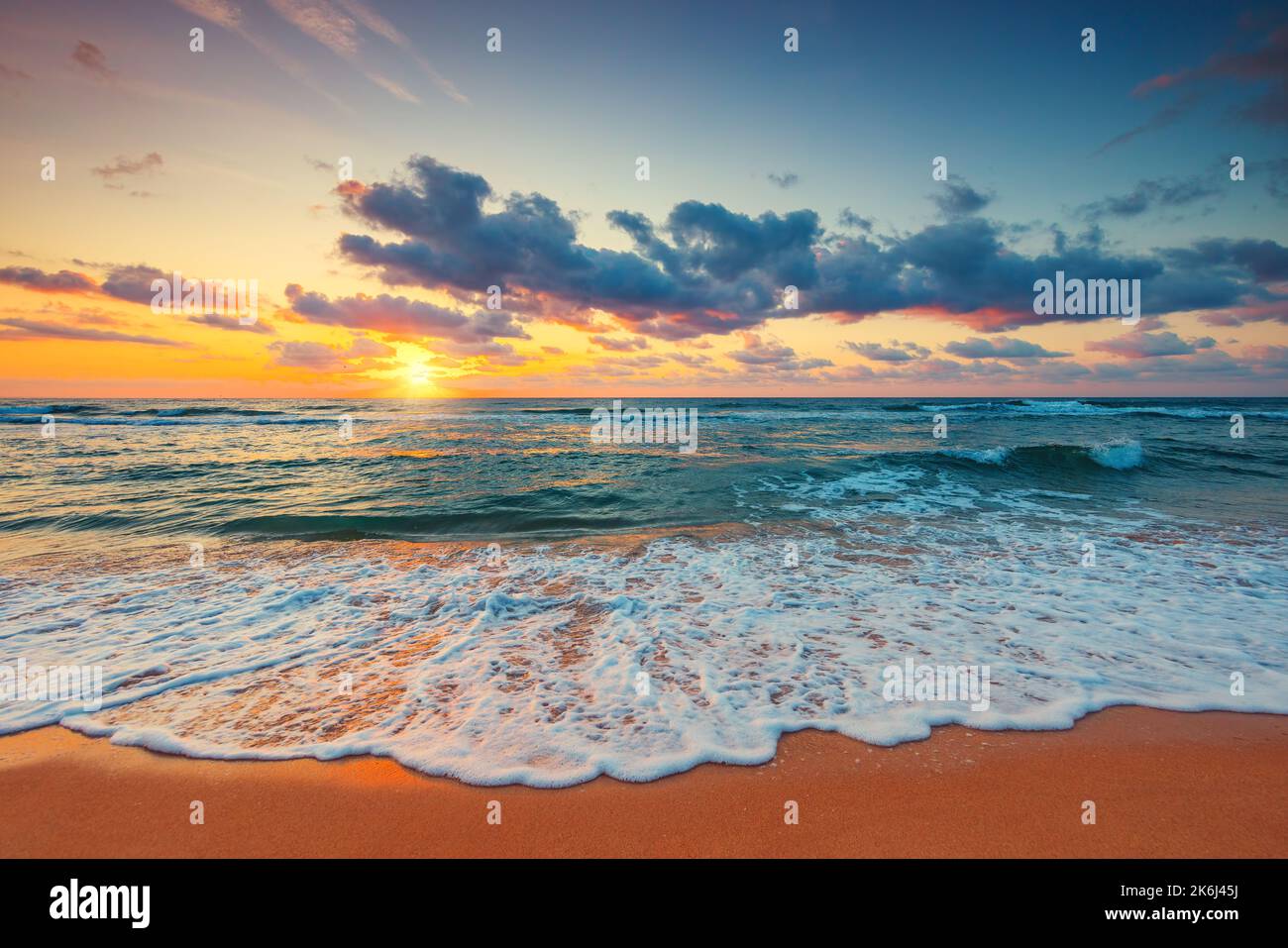 Schöne Wolkengebilde über das Meer, Sonnenaufgang erschossen Stockfoto