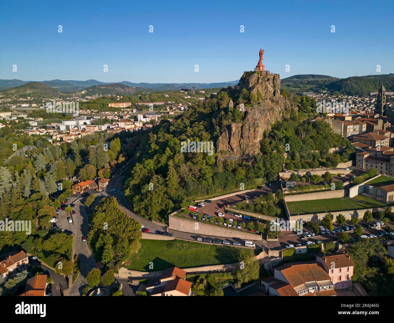 Luftaufnahme der eisernen Statue von Notre-Dame de France (die Jungfrau Maria) mit Blick auf die Stadt Le Puy en Velay, Haute Loire, Frankreich Stockfoto