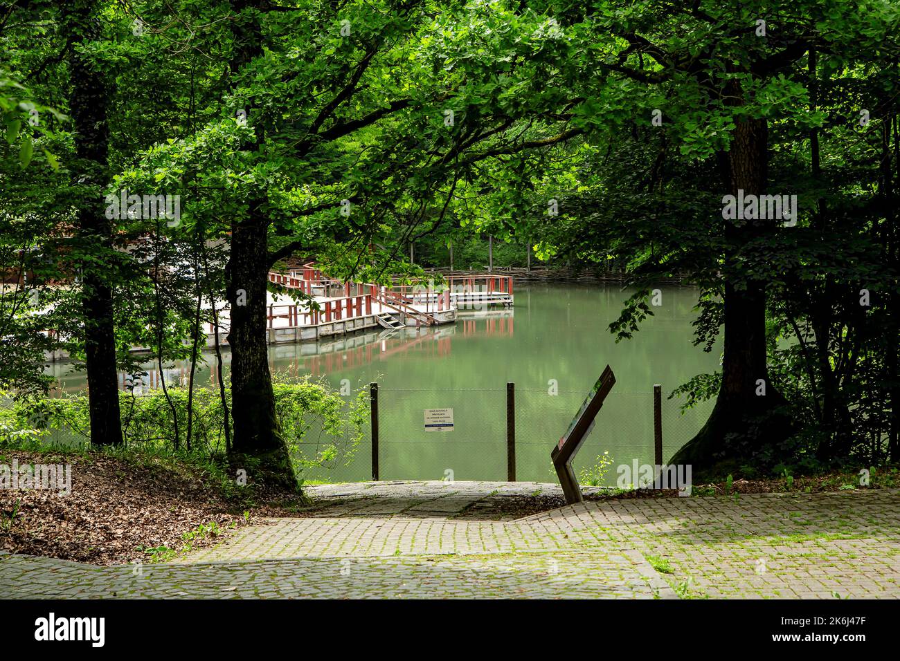 SOVATA, MURES, RUMÄNIEN – 29. MAI 2021: Landschaft mit dem See Alunis (Lacul Alunis) im Ferienort Sovata, Siebenbürgen, Rumänien. Stockfoto