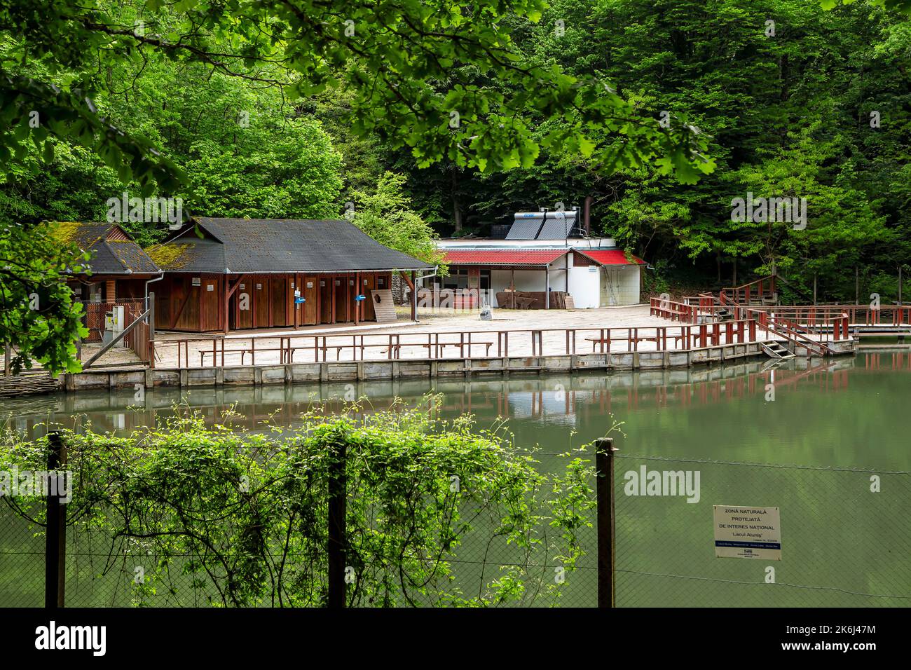SOVATA, MURES, RUMÄNIEN – 29. MAI 2021: Landschaft mit dem See Alunis (Lacul Alunis) im Ferienort Sovata, Siebenbürgen, Rumänien. Stockfoto