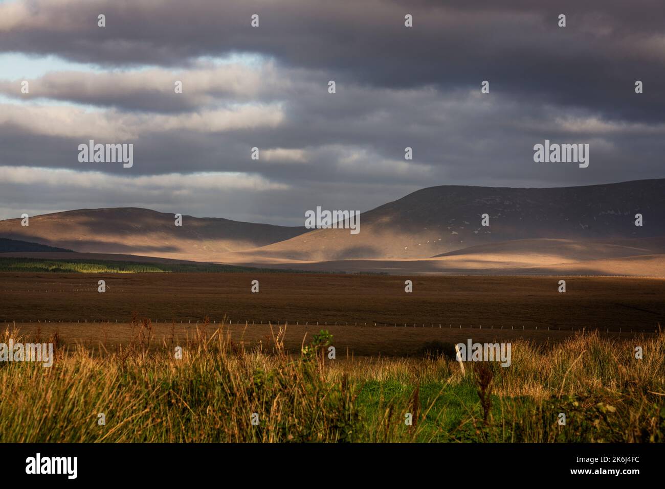 Beeindruckende Landschaft der weiten und abgelegenen Torfgebiete am Rand des Wild Nephin National Park, co Mayo, Irland. Stockfoto