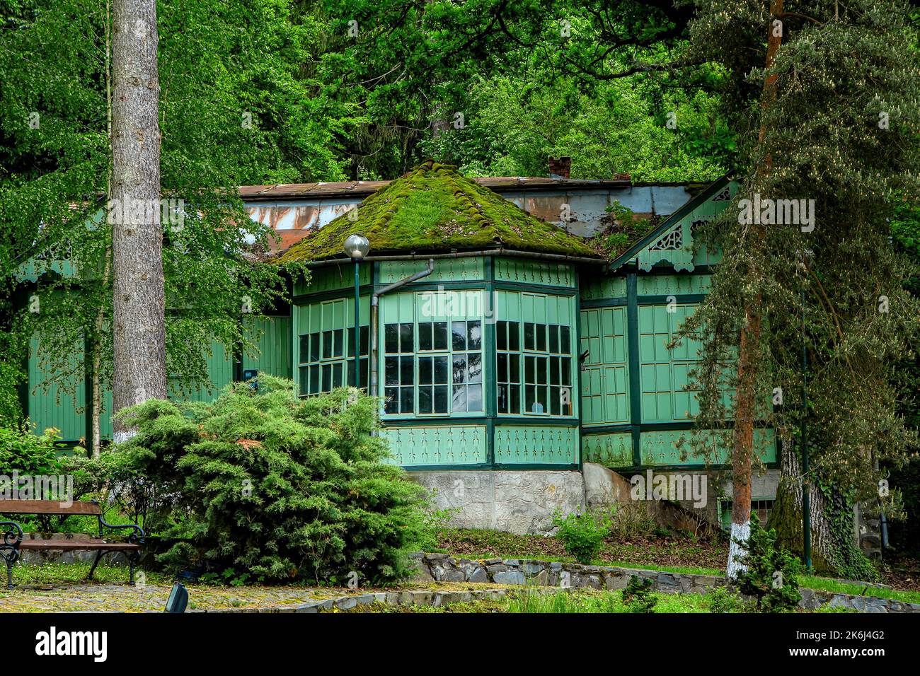 SOVATA, MURES, RUMÄNIEN – 29. MAI 2021: Rustikale Pension in Sovata Resort Siebenbürgen, Rumänien. Stockfoto