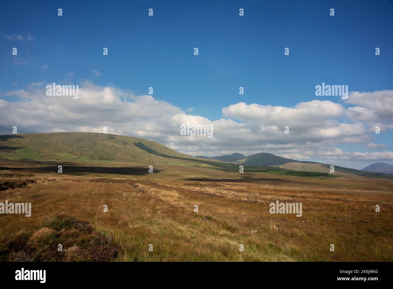 Beeindruckende Landschaft der weiten und abgelegenen Torfgebiete am Rand des Wild Nephin National Park, co Mayo, Irland. Stockfoto