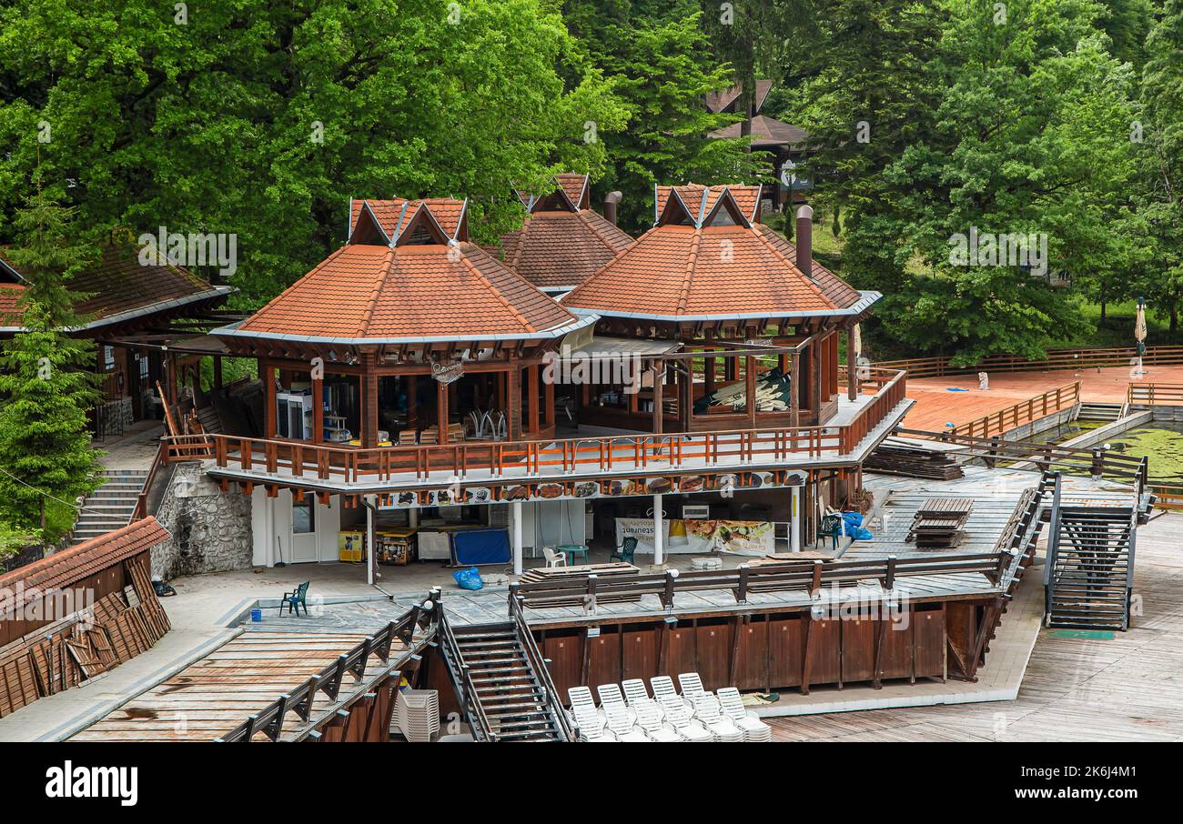 SOVATA, MURES, RUMÄNIEN – 29. MAI 2021: Terrasse am Ufer des Bärensees (Lacul Ursu) in Sovata Resort, Siebenbürgen, Rumänien. Stockfoto