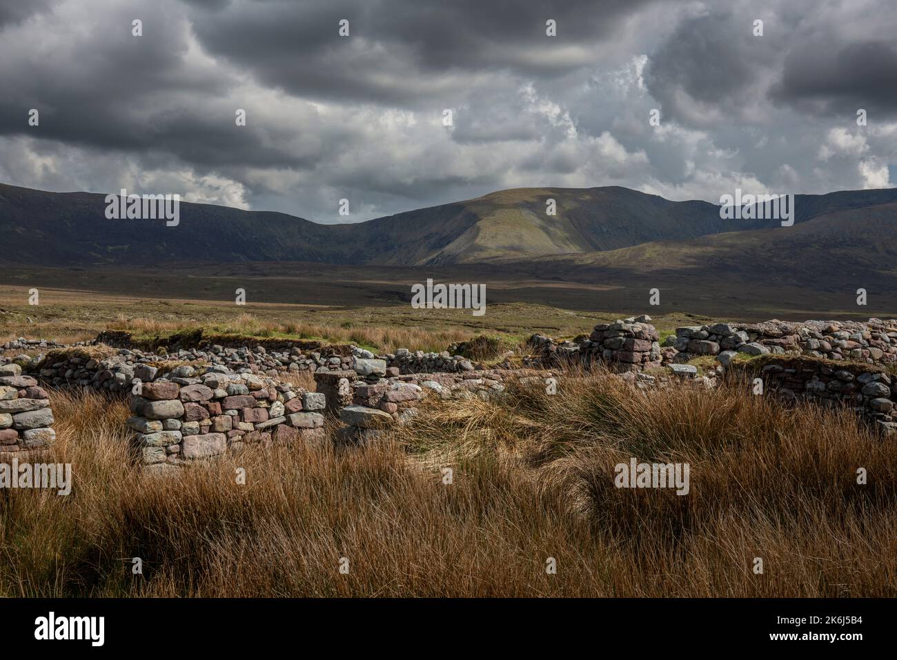 Alte Ruinen in einer beeindruckenden Landschaft der riesigen und abgelegenen Torfgebiete am Rand des Wild Nephin National Park, co Mayo, Irland. Stockfoto