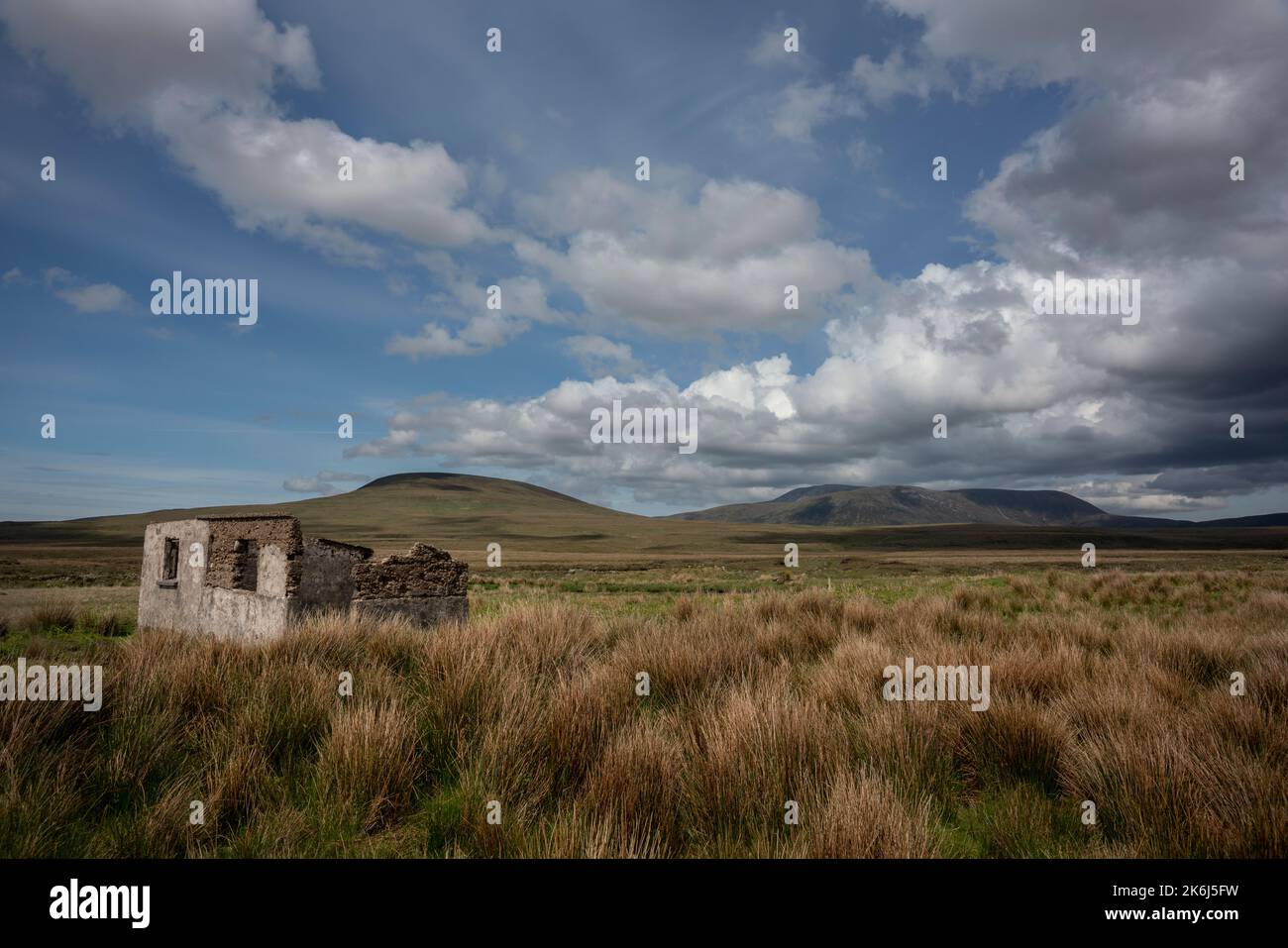 Alte Ruinen in einer beeindruckenden Landschaft der riesigen und abgelegenen Torfgebiete am Rand des Wild Nephin National Park, co Mayo, Irland. Stockfoto