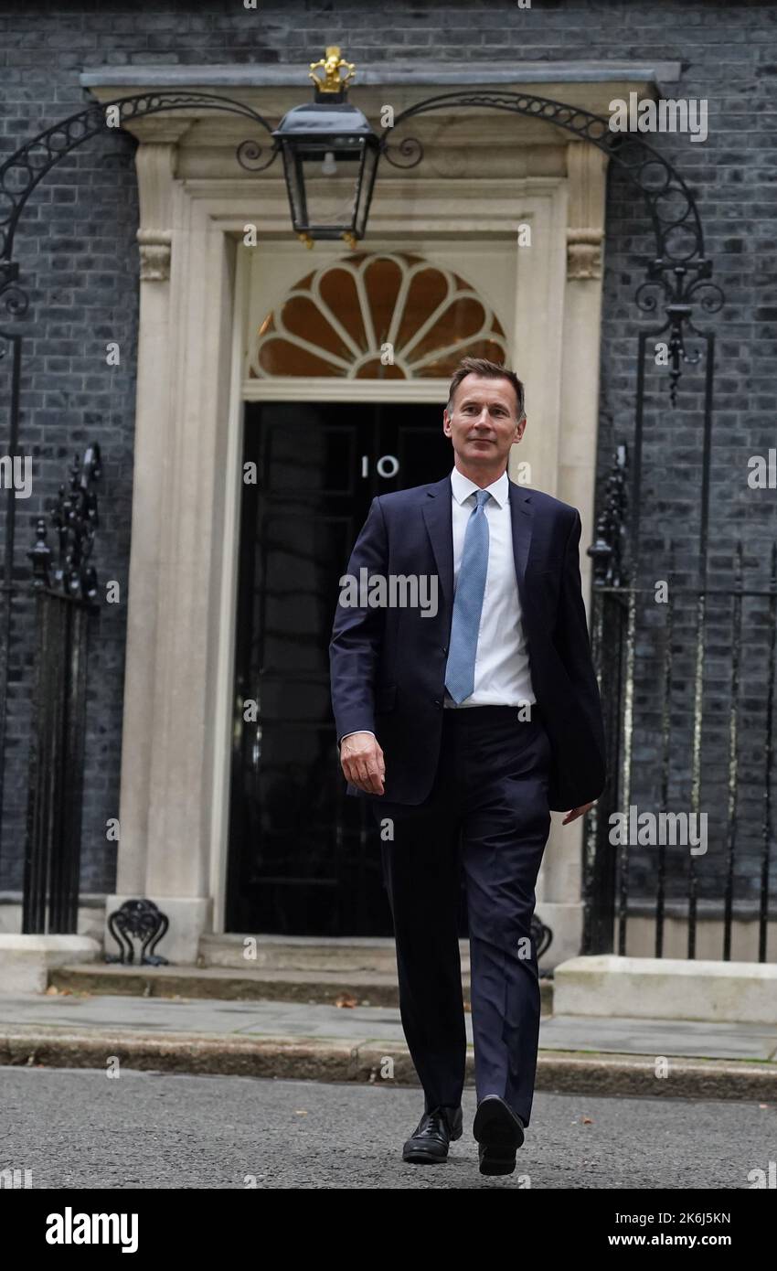 Jeremy Hunt verlässt die Downing Street 10 in London, nachdem er nach dem Rücktritt von Kwasi Kwarteng zum Schatzkanzler ernannt wurde. Bilddatum: Freitag, 14. Oktober 2022. Stockfoto