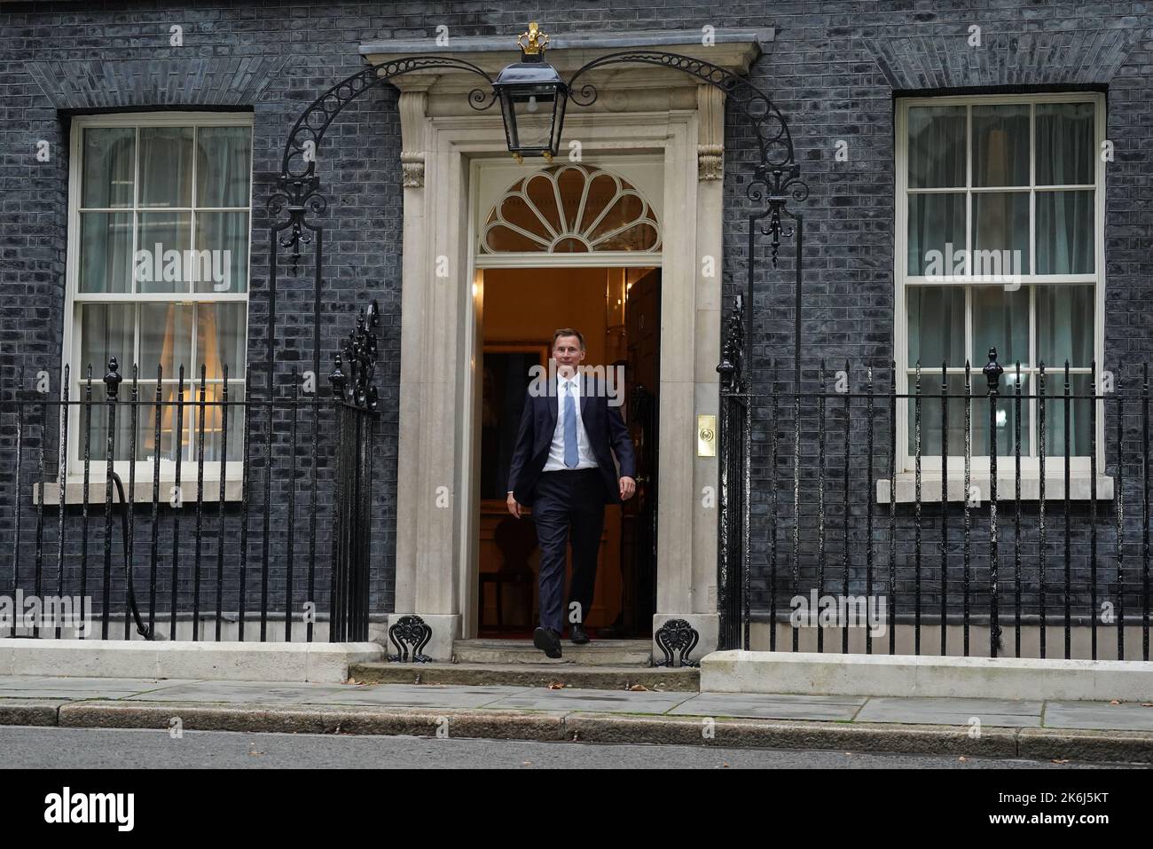 Jeremy Hunt verlässt die Downing Street 10 in London, nachdem er nach dem Rücktritt von Kwasi Kwarteng zum Schatzkanzler ernannt wurde. Bilddatum: Freitag, 14. Oktober 2022. Stockfoto