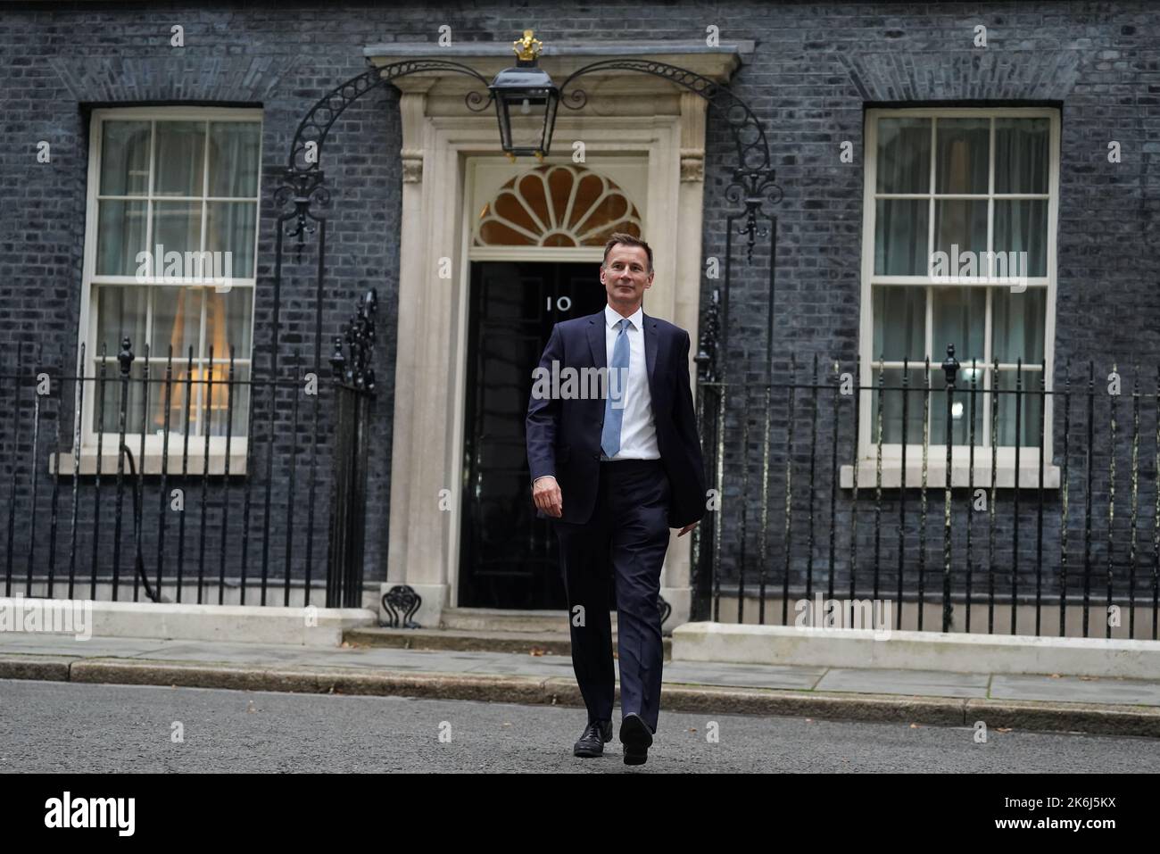 Jeremy Hunt verlässt die Downing Street 10 in London, nachdem er nach dem Rücktritt von Kwasi Kwarteng zum Schatzkanzler ernannt wurde. Bilddatum: Freitag, 14. Oktober 2022. Stockfoto