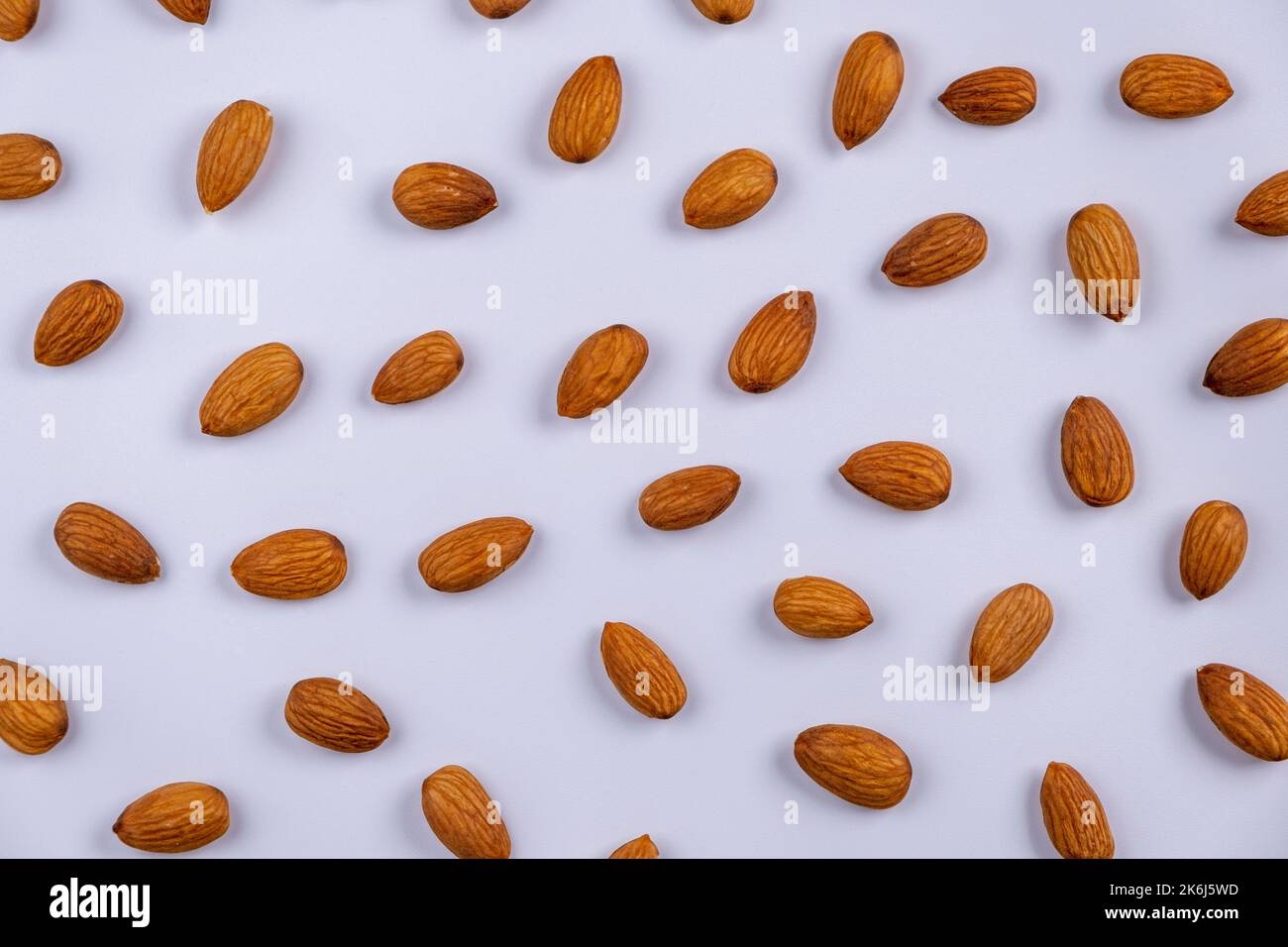 Hintergrund Nüsse Mandeln auf einem gelben Hintergrund, das Konzept der gesunden Ernährung, Food-Design. Hochwertige 4K-Aufnahmen Stockfoto