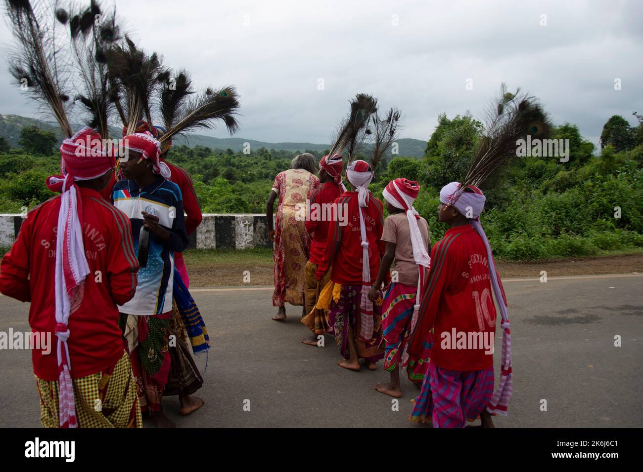 Ajodhya Hills Purulia, Westbengalen 4. Oktober 2022- Tribal People Performing Folk Dance in a forested area. Stockfoto