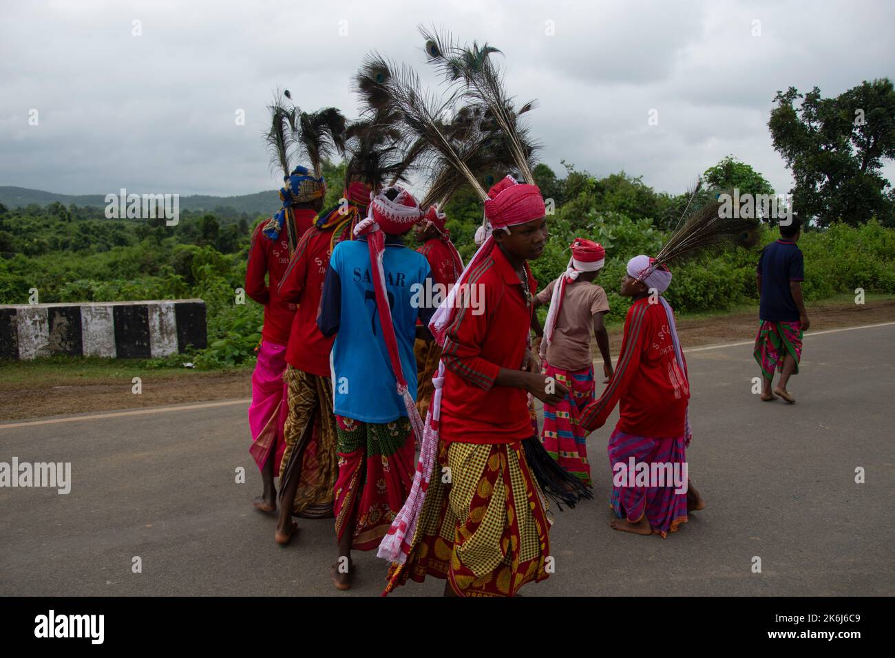 Ajodhya Hills Purulia, Westbengalen 4. Oktober 2022- Tribal People Performing Folk Dance in a forested area. Stockfoto