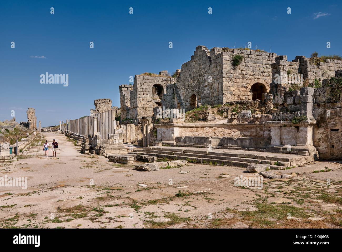Nymphaion von Caracalla, römisches Nordbad und Säulen von colonnaded Straße, Ruinen der römischen Stadt Perge, Antalya, Türkei Stockfoto