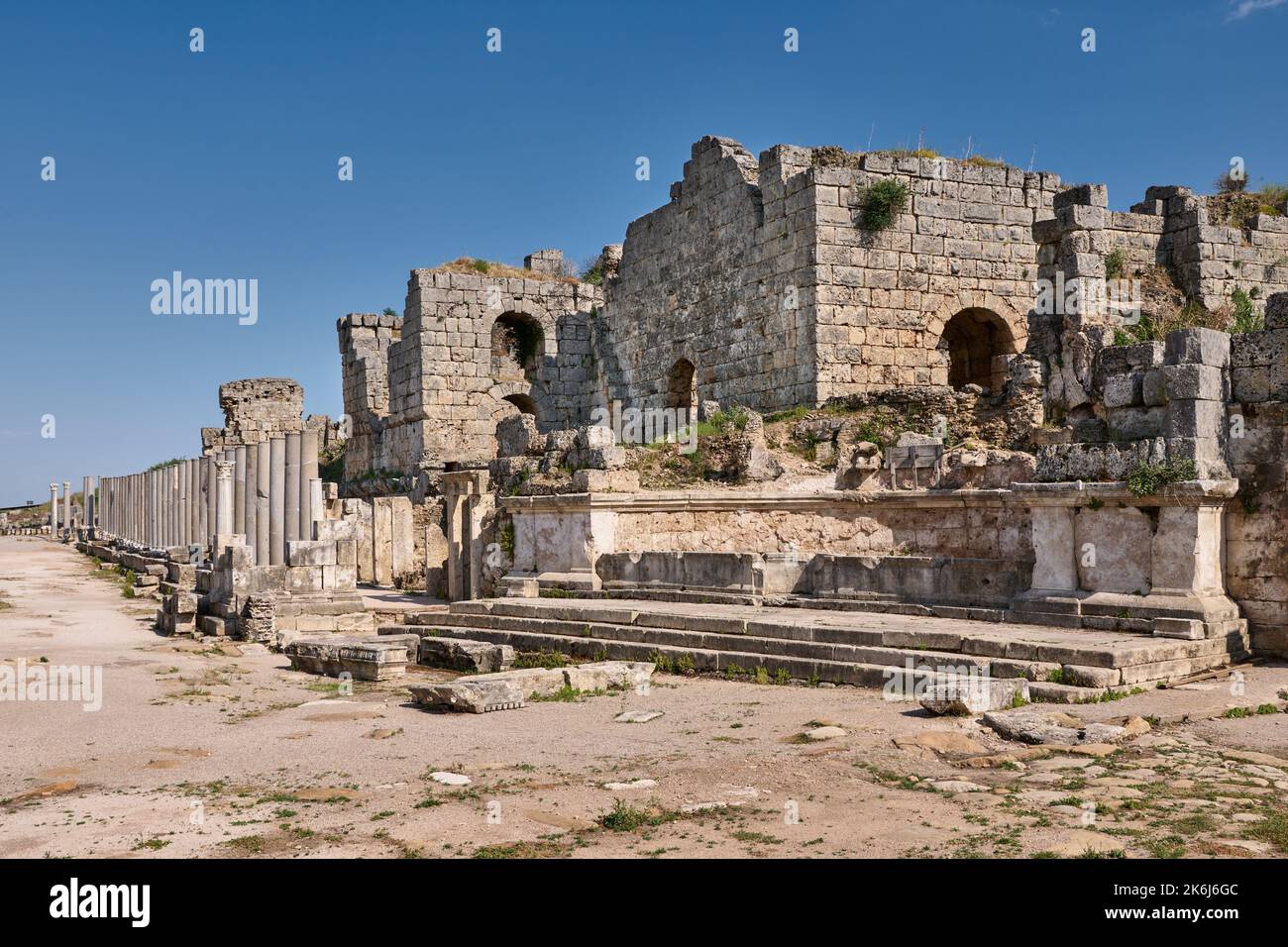 Nymphaion von Caracalla, römisches Nordbad und Säulen von colonnaded Straße, Ruinen der römischen Stadt Perge, Antalya, Türkei Stockfoto