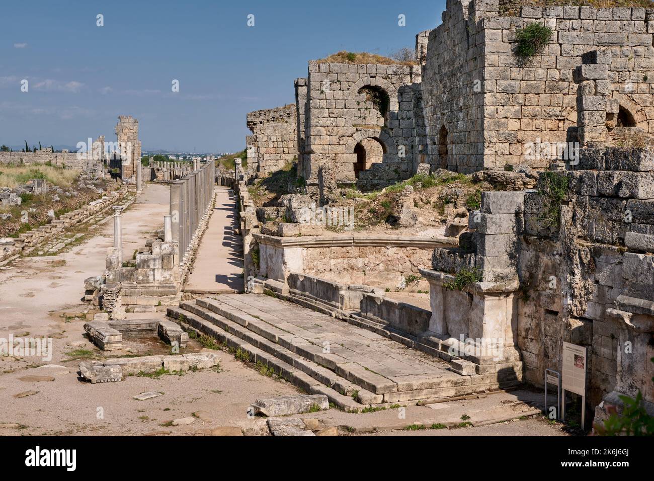 Nymphaion von Caracalla, römisches Nordbad und Säulen von colonnaded Straße, Ruinen der römischen Stadt Perge, Antalya, Türkei Stockfoto