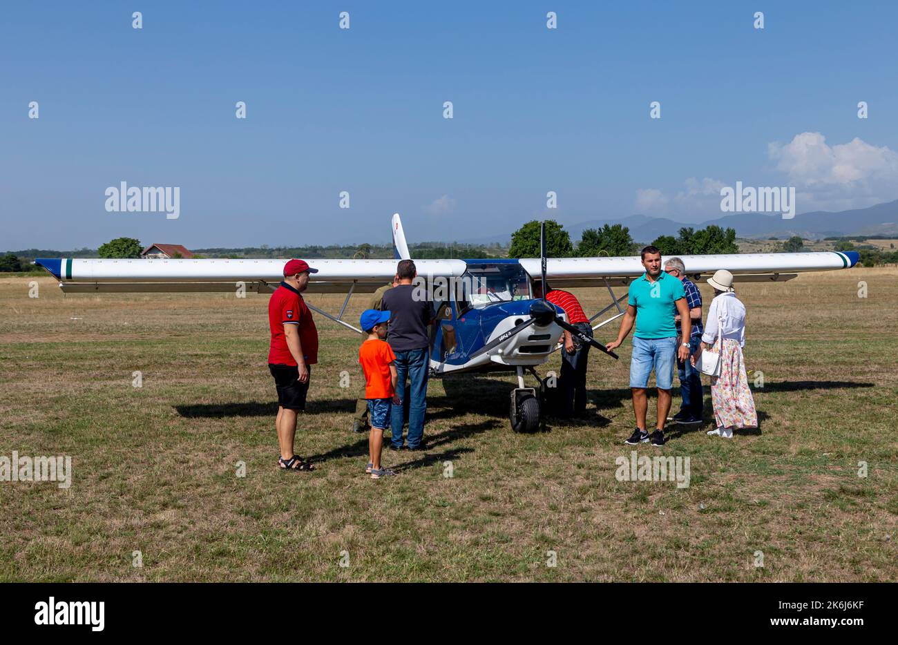 Stanesti, Gorj, Rumänien – 27. August 2022: Nicht identifizierte Personen besuchen kleine Sportflugzeuge auf der Flugrallye, Stanesti-Flugplatz, Gorj, Rumänien Stockfoto