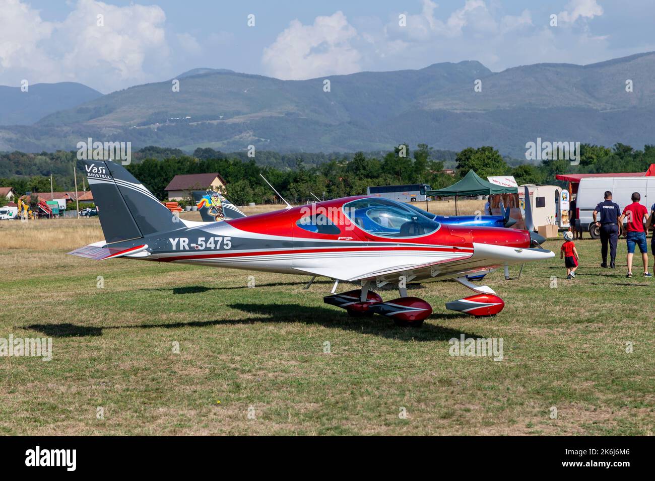 Stanesti, Gorj, Rumänien – 27. August 2022: Nicht identifizierte Personen besuchen kleine Sportflugzeuge auf der Flugrallye, Stanesti-Flugplatz, Gorj, Rumänien Stockfoto