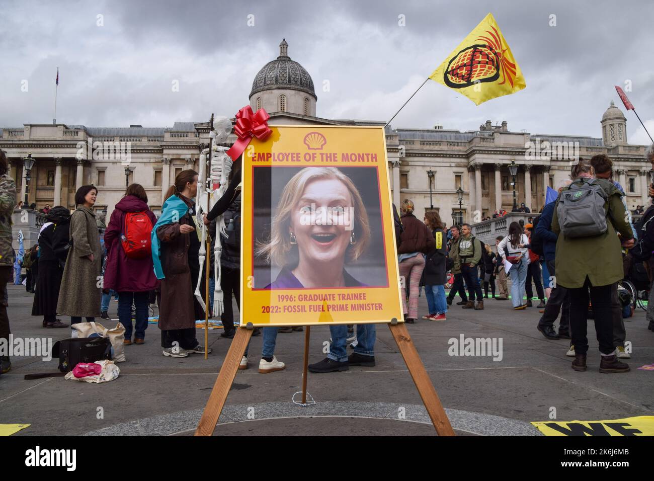 London, Großbritannien. 14.. Oktober 2022. Ein Schild auf dem Trafalgar Square verspottet Liz Truss als Shell's 'Angestellter des Monats'. Die Demonstranten des Extinction Rebellion versammelten sich in Westminster und forderten Maßnahmen gegen die Klimakrise und explodierende Energiekosten. Kredit: Vuk Valcic/Alamy Live Nachrichten Stockfoto