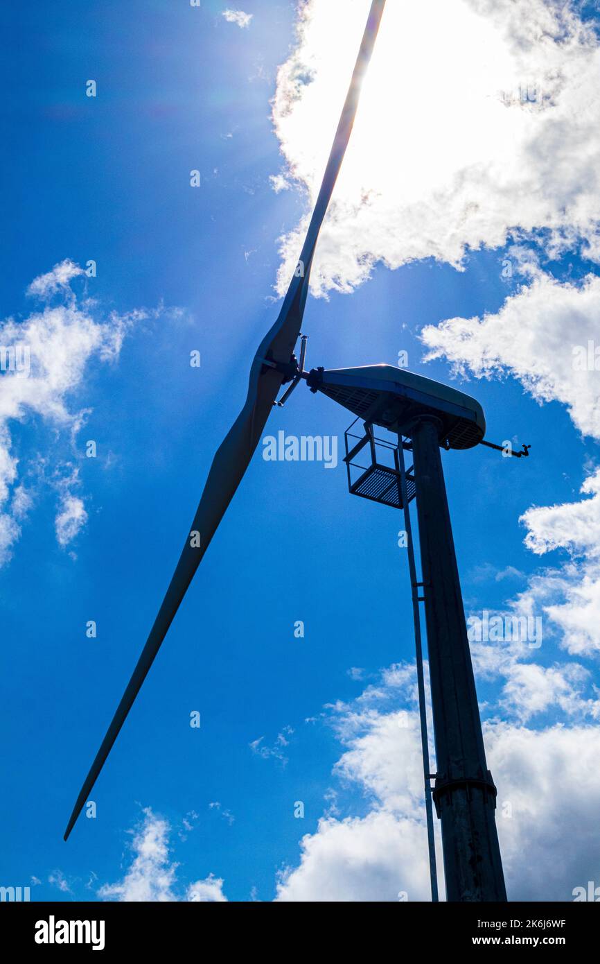 Eine kleine Windkraftanlage zur Stromerzeugung in Yorkshire, England Stockfoto