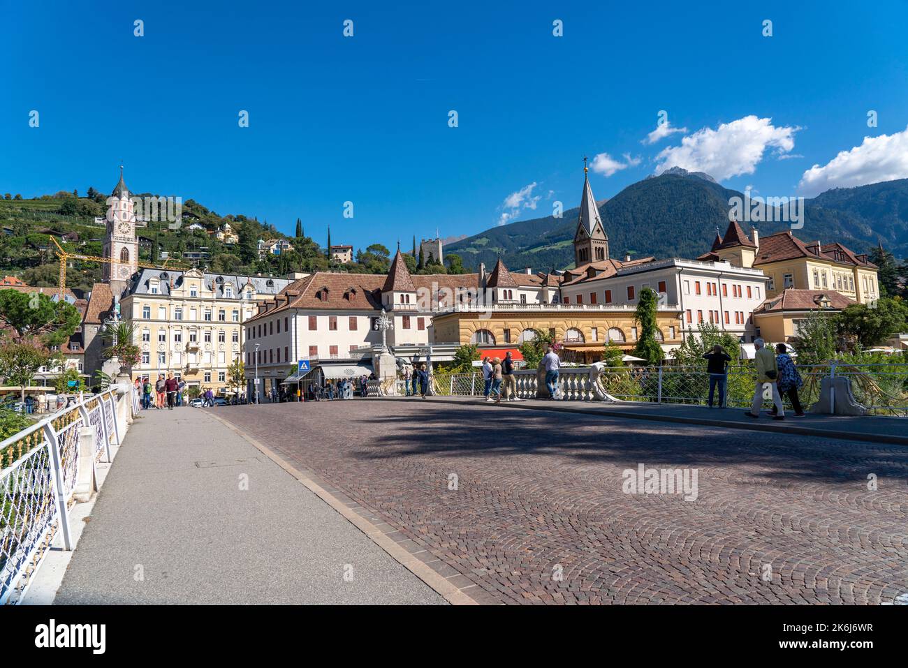 Blick auf die Stadt, Skyline von Meran, Passer, Postbrücke, Südtirol, Italien Stockfoto
