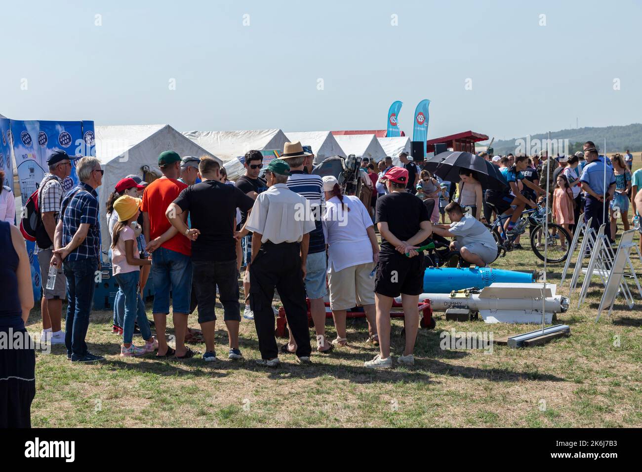 Stanesti, Gorj, Rumänien – 27. August 2022: Besucher der Flugschau auf dem Flugplatz Stanesti, Gorj, Rumänien Stockfoto