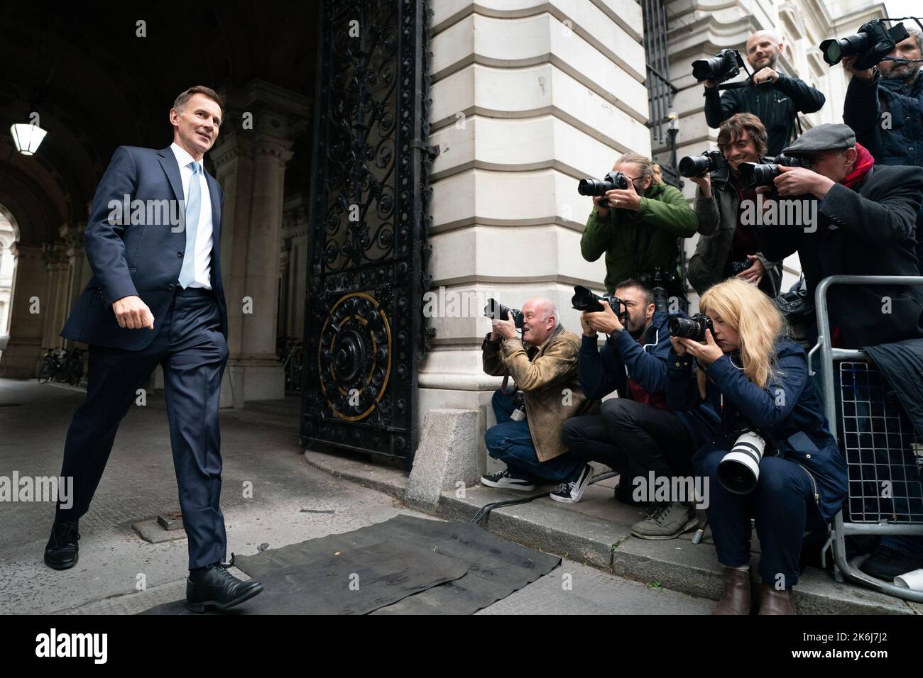 Jeremy Hunt M.P. kommt in der Downing Street in London zu einem Treffen mit dem Premierminister Liz Truss an, nachdem er nach dem Rücktritt von Kwasi Kwarteng zum Schatzkanzler ernannt wurde. Bilddatum: Freitag, 14. Oktober 2022. Stockfoto