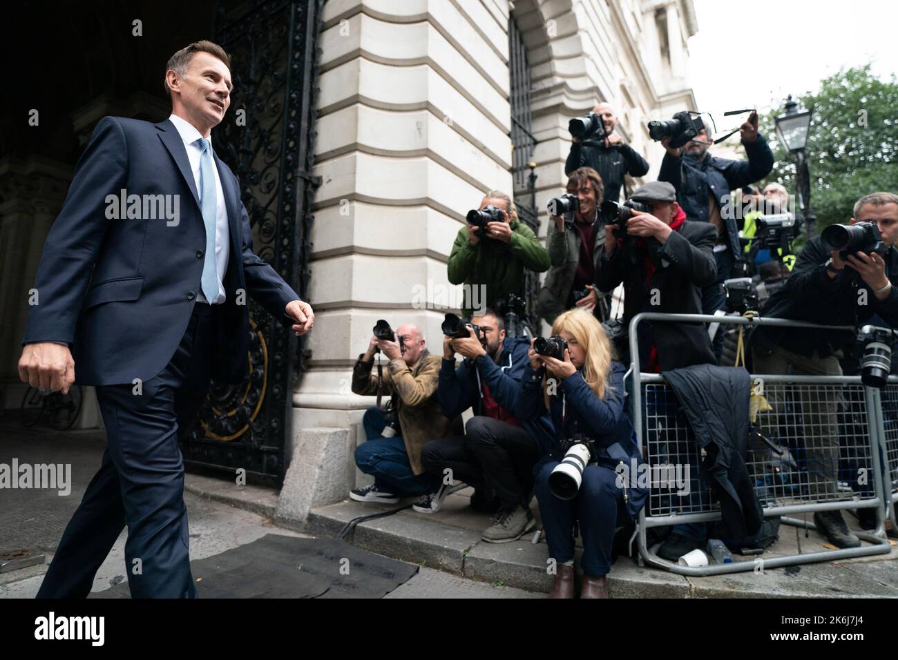 Jeremy Hunt M.P. kommt in der Downing Street in London zu einem Treffen mit dem Premierminister Liz Truss an, nachdem er nach dem Rücktritt von Kwasi Kwarteng zum Schatzkanzler ernannt wurde. Bilddatum: Freitag, 14. Oktober 2022. Stockfoto