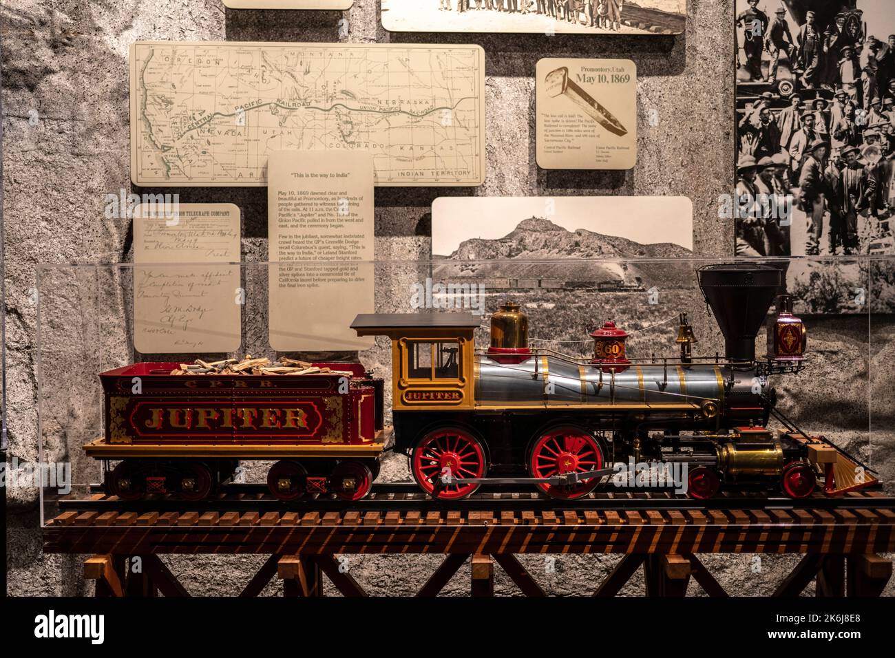 Ausstellung im California State Railroad Museum, wenn die Central Pacific und UnionPacific Railroads am 10. Mai 1869 verbunden werden Stockfoto