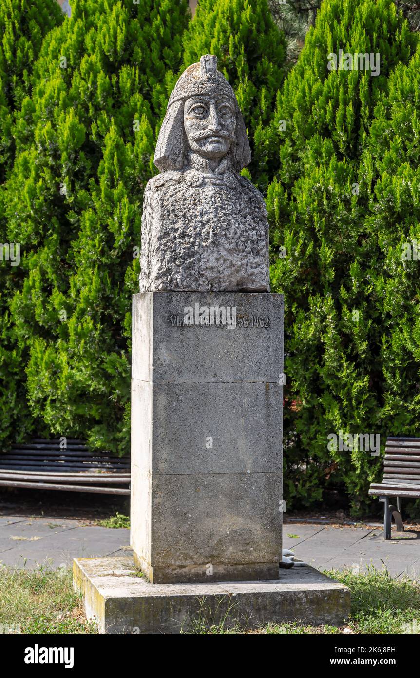 Die Statue des rumänischen Voivos Vlad der Impaler ( Vlad Tepes ), mit dem Spitznamen Dracula, am 30. September 2020 in Targoviste, Rumänien. Stockfoto