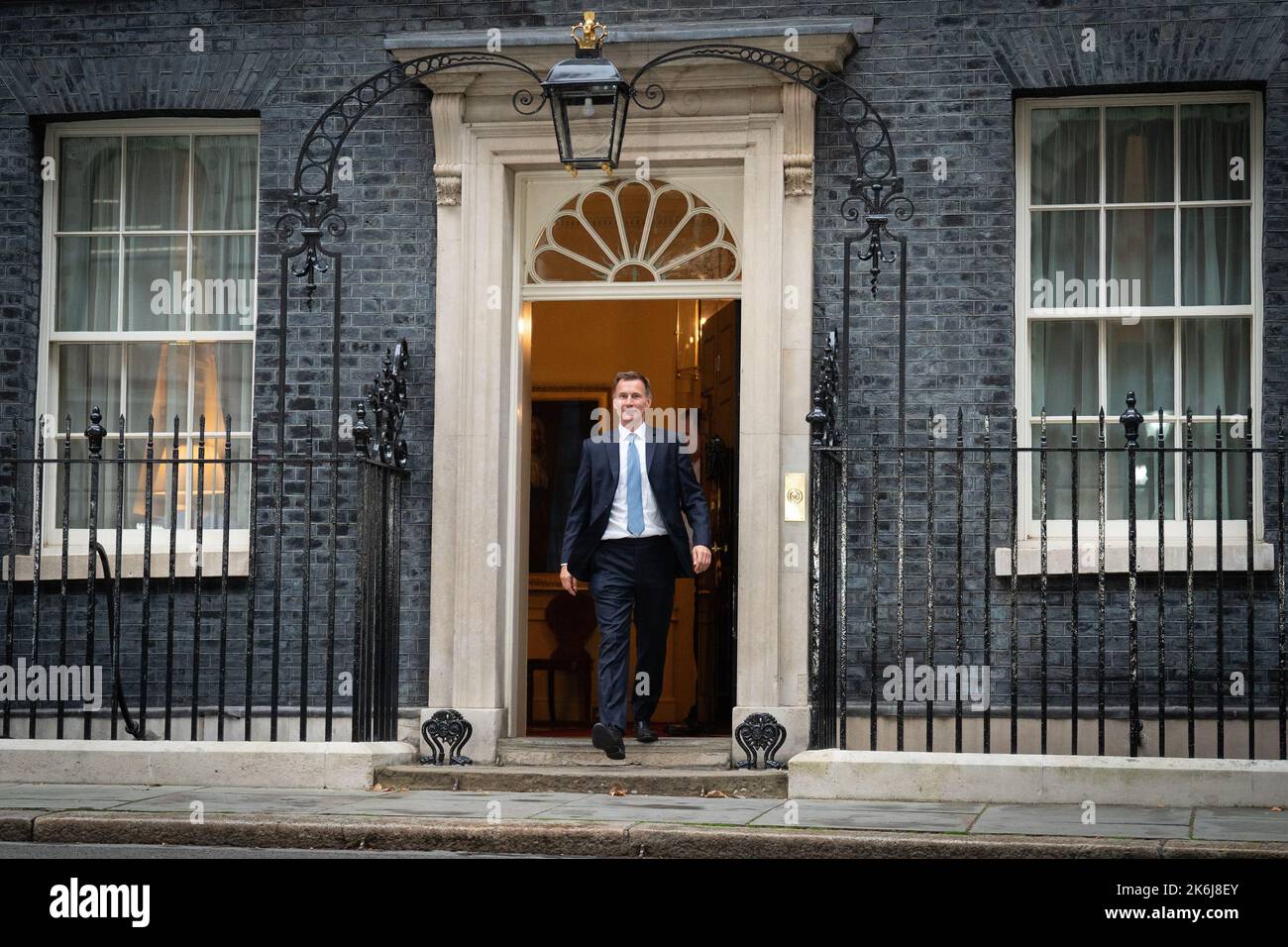 Jeremy Hunt verlässt die Downing Street 10 in London, nachdem er nach dem Rücktritt von Kwasi Kwarteng zum Schatzkanzler ernannt wurde. Bilddatum: Freitag, 14. Oktober 2022. Stockfoto