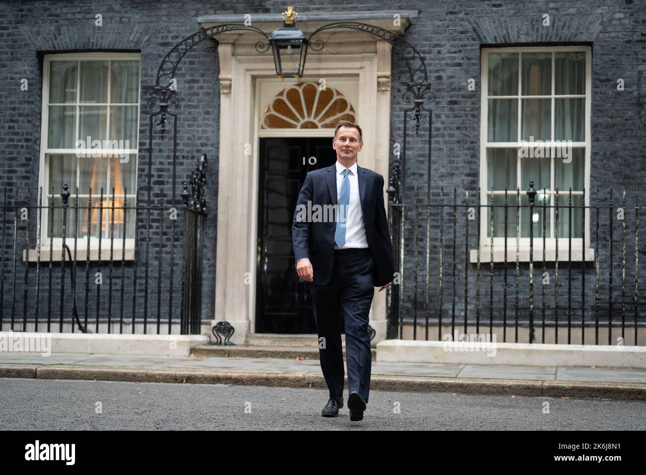 Jeremy Hunt verlässt die Downing Street 10 in London, nachdem er nach dem Rücktritt von Kwasi Kwarteng zum Schatzkanzler ernannt wurde. Bilddatum: Freitag, 14. Oktober 2022. Stockfoto