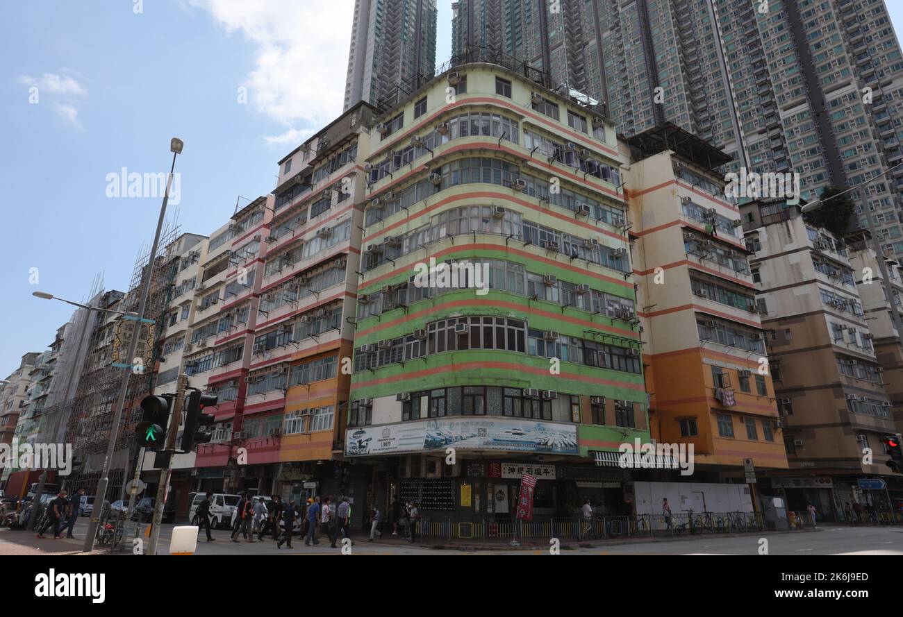 Blick auf die Ming LUN Street und die Kwa Wan Road in Richtung Kwa Wan. Das Gebiet ist im Sanungsprojekt der Urban Renewal Authority (URA) festgelegt.07OCT22 SCMP/ Edmond so Stockfoto