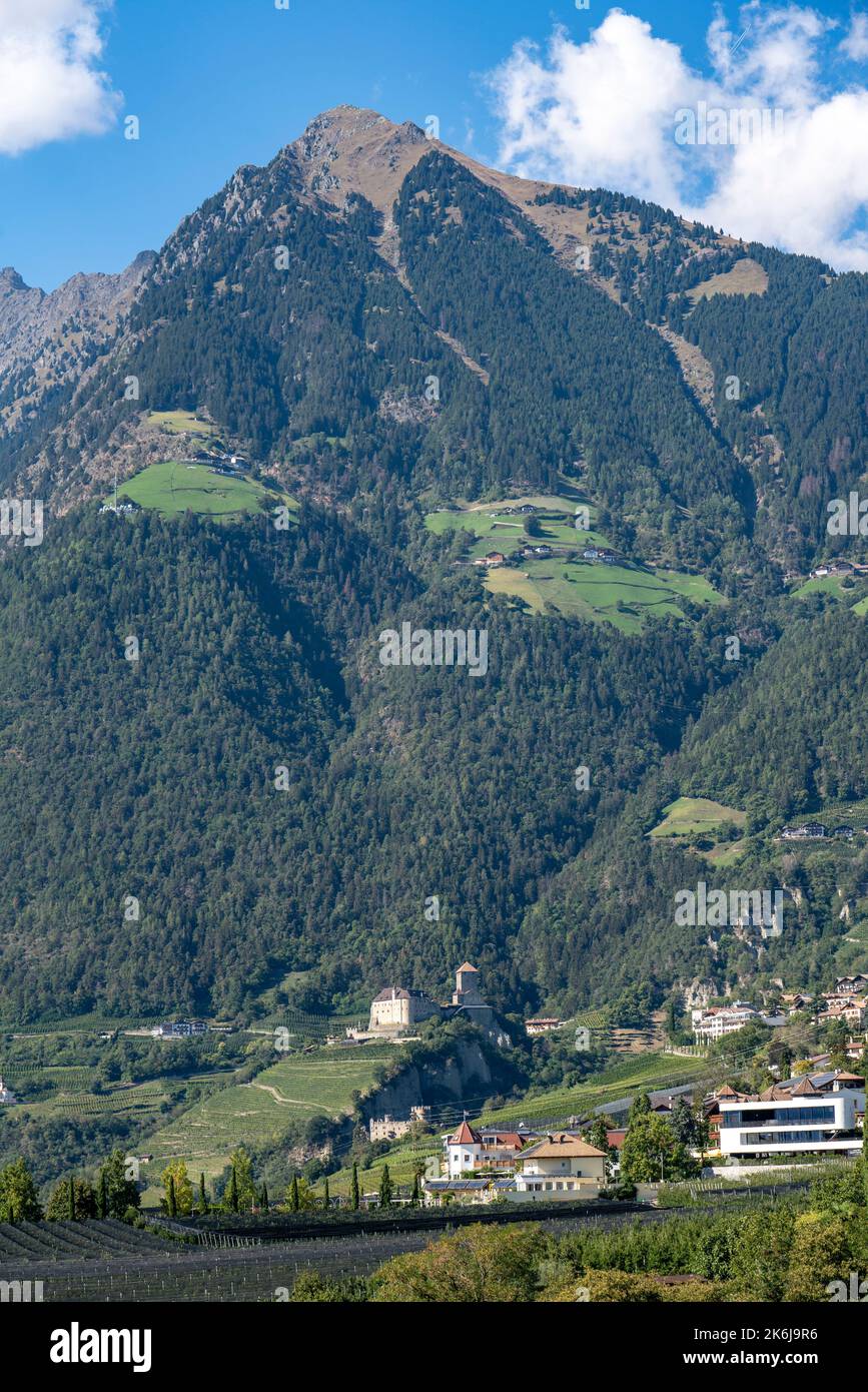 Schloss Tirol, im Dorf Tirol oberhalb von Meran, Mutspitze, Südtirol, Italien Stockfoto