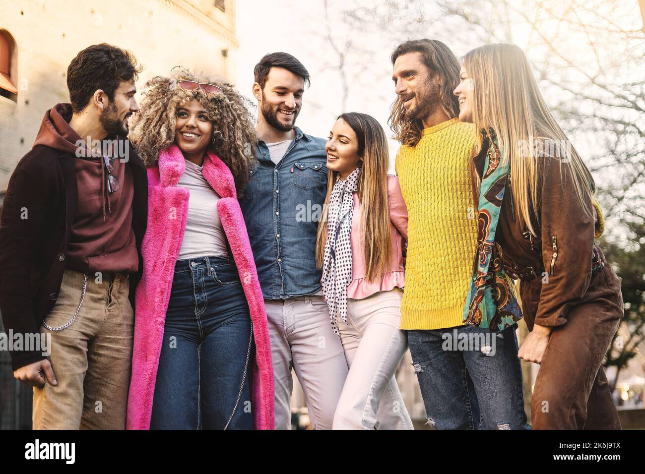 Multiethnische Gruppe von glücklichen besten Freunden, die sich zusammenschließen und auf der Stadtstraße miteinander reden - Freundschaft, Reisen, Menschen, Freizeit und Teenager-Konzept Stockfoto