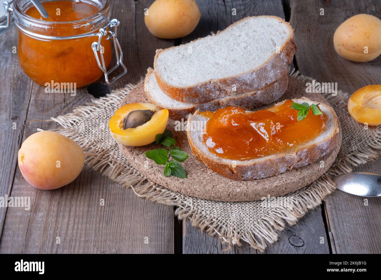 Toast mit Aprikosenmarmelade und frischen Früchten mit Minze Stockfoto