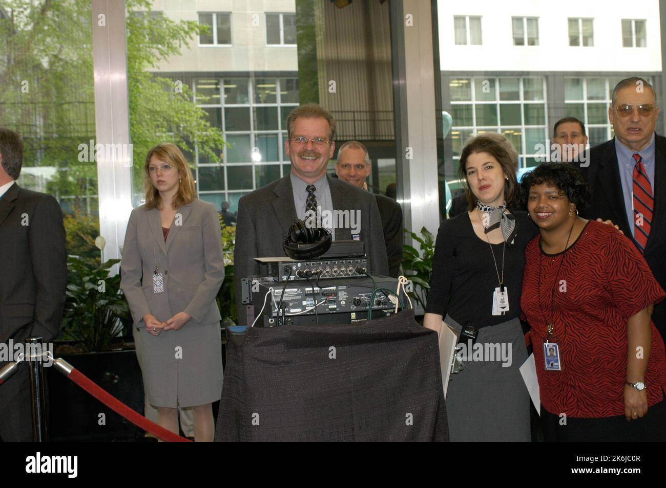 Tag der Auswärtigen Angelegenheiten 2005 Zeremonien, Reden, Preisverleihung. Zu den Veranstaltungen gehörte eine Zeremonie auf der Gedenktafel der American Foreign Service Association (AFSA) in der C Street Lobby des Harry S. Truman Building, auf der ausländische Beamte geehrt wurden, die im Dienst starben. Der Präsident der AFSA, John Limbert, der Unterstaatssekretär für politische Angelegenheiten, R. Nichola Burns, und andere Beamte äußerten sich zu drei neuen Eintragungen auf der Tafel mit den Namen von James Mollen und Edward Seitz aus den USA Die Botschaft Bagdad und John O'Grady aus den USA Das Konsulat in Brisbane wurde enthüllt. Stockfoto