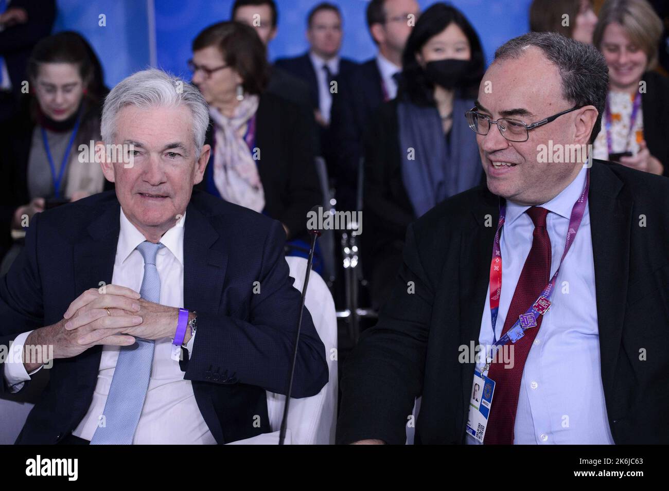 Washington DC, USA. 14. Oktober 2022. Jerome Powell (L), Vorsitzender der Federal Reserve und Andrew Bailey (R), Gouverneur der Bank of England, nehmen an einer Sitzung des Internationalen Währungsfonds-Ausschusses (IMFC) Teil, die während der Jahresversammlung des Internationalen Währungsfonds (IWF) und der Jahrestagung der Weltbank im IWF-Hauptquartier in Washington tagte. DC am Freitag, 14. Oktober 2022. Foto von Bonnie Cash/UPI Credit: UPI/Alamy Live News Stockfoto