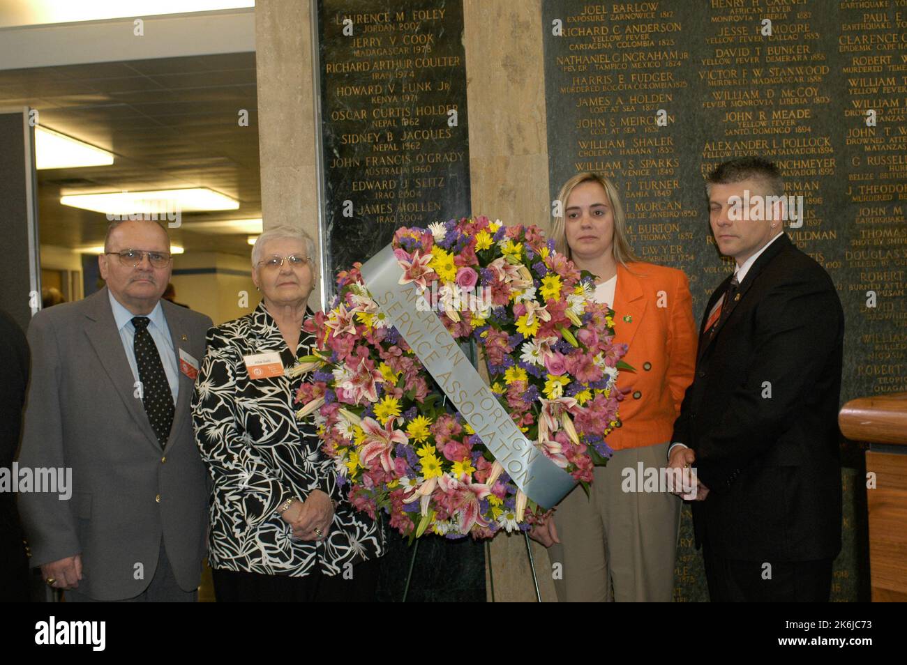 Tag der Auswärtigen Angelegenheiten 2005 Zeremonien, Reden, Preisverleihung. Zu den Veranstaltungen gehörte eine Zeremonie auf der Gedenktafel der American Foreign Service Association (AFSA) in der C Street Lobby des Harry S. Truman Building, auf der ausländische Beamte geehrt wurden, die im Dienst starben. Der Präsident der AFSA, John Limbert, der Unterstaatssekretär für politische Angelegenheiten, R. Nichola Burns, und andere Beamte äußerten sich zu drei neuen Eintragungen auf der Tafel mit den Namen von James Mollen und Edward Seitz aus den USA Die Botschaft Bagdad und John O'Grady aus den USA Das Konsulat in Brisbane wurde enthüllt. Stockfoto