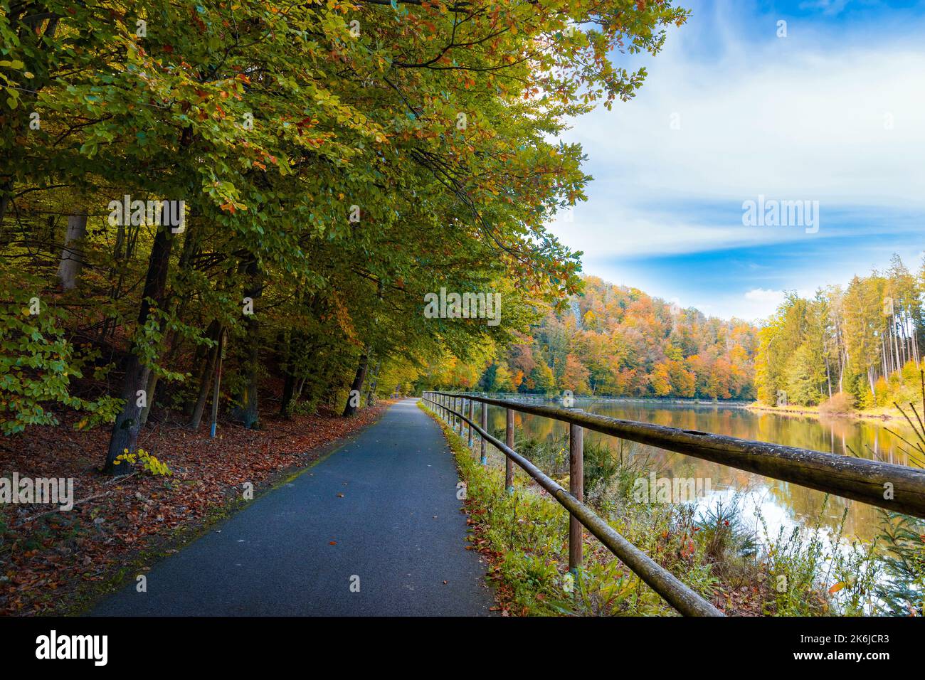 Straße entlang der Moldau in der Herbstsaison. Stockfoto