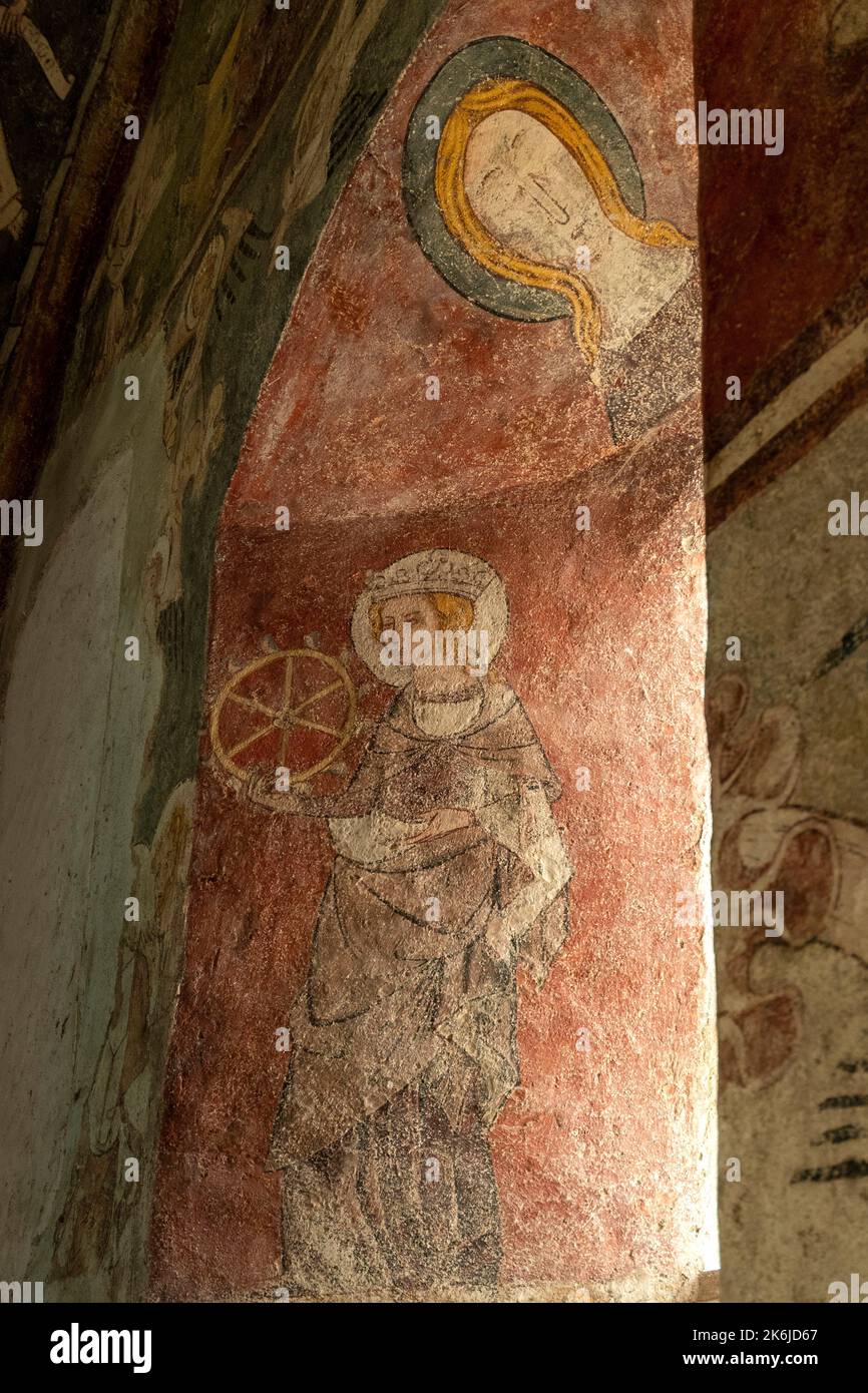 Blassac. Religiöse Gemälde in Tempera, die die Säule der Kirche Saint roch bedecken. Haute Loire. Auvergne Rhone Alpes. Frankreich Stockfoto