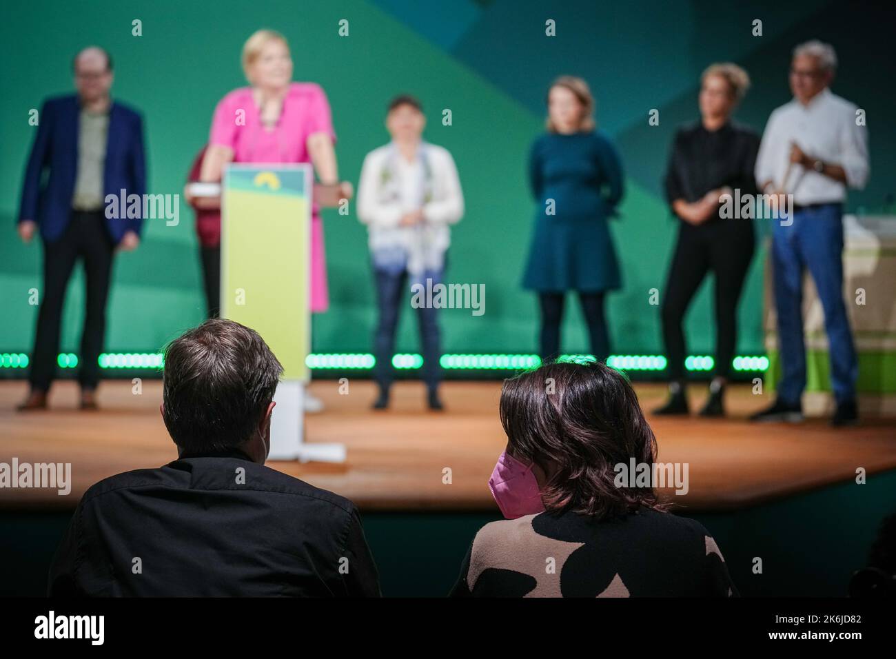 Bonn, Deutschland. 14. Oktober 2022. Robert Habeck (l, Bündnis 90/die Grünen), Bundesminister für Wirtschaft und Klimaschutz, und Annalena Baerbock (Bündnis 90/die Grünen), Außenministerin, nehmen an der Bundesparteikonferenz der Grünen Teil. Die Konferenz der Bundesdelegierten dauert bis zum 16. Oktober 2022, wobei die Themen des ersten Tages „in Zeiten fossiler Inflation: Sozialen Zusammenhalt sichern, Wirtschaft stärken“ und „Energieversorgung für den Winter sichern“ lauten. Quelle: Kay Nietfeld/dpa/Alamy Live News Stockfoto