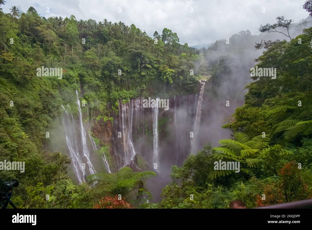Der Tumpak Sewu oder Coban Sewu ist ein stufenweise gestaffelter Wasserfall in Ost-Java-Indonesien Stockfoto