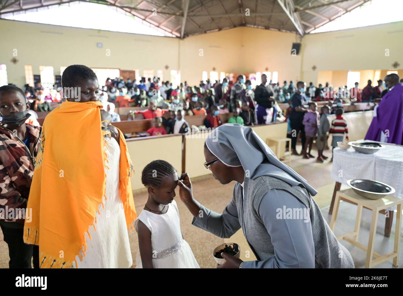 KENIA, Eldoret, katholische Kirche, aschemittwoch, Beginn der Fastenzeit, heiliger Tag des Gebets und Fastens, Markierung eines Aschekreuzes auf der Stirn / KENIA, Eldoret, Katholische Kirche, Gottesdienst zum Aschermittwoch, Beginn der Fastenzeit vor Ostern, Markierung eines Asche Kreuz auf der Stirn Stockfoto