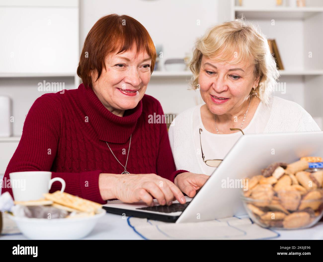 Zwei glückliche ältere Frauen mit einem Laptop Stockfoto