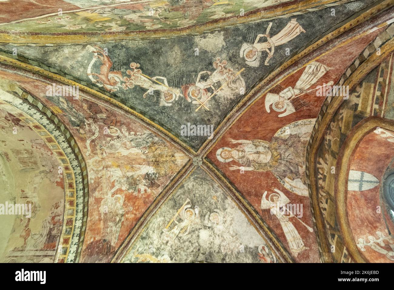 Blassac. Religiöse Gemälde in Tempera, die die Wände und das Gewölbe des Chors der Kirche Saint-Roch bedecken. Haute Loire. Auvergne, Frankreich Stockfoto