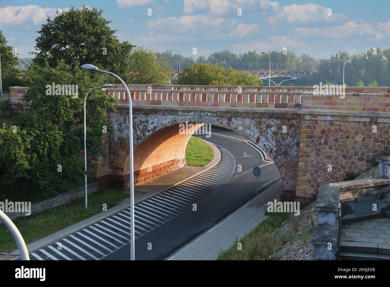 Steinerne Straßenbrücke an einer Kreuzung in Warschau, Polen Stockfoto