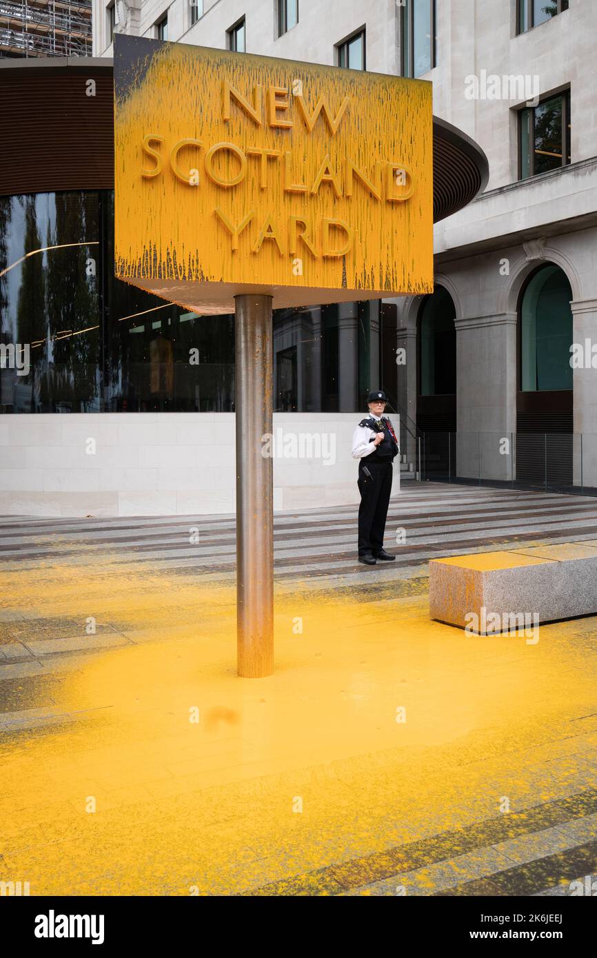 Das Schild vor dem New Scotland Yard in London, nachdem es von einem Protestler von Just Stop Oil besprüht wurde. Bilddatum: Freitag, 14. Oktober 2022. Stockfoto